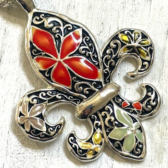 Silver tone Fleur de Lis pendant necklace - Picture 5 of 13